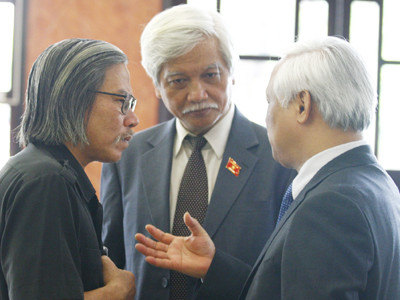 Nhà báo Xuân Ba (bên trái) và nhà Sử học Dương Trung Quốc (giữa) trao đổi với Phó Chủ tịch Quốc hội Uông Chu Lưu. Nhà báo Xuân Ba và nhà Sử học Dương Trung Quốc trao đổi với Phó Chủ tịch Quốc hội Uông Chu Lưu