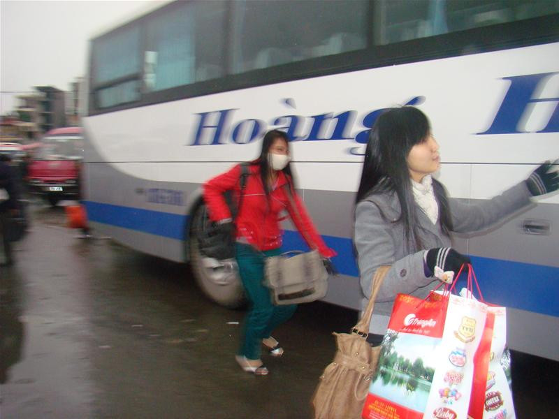 Nhiều sinh viên về quê ăn Tết muộn, hối hả chạy nhanh cho kịp chuyến