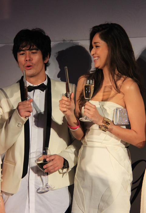 Diễn viên truyền hình Nhạt Bản Hideaki Ito (trái)