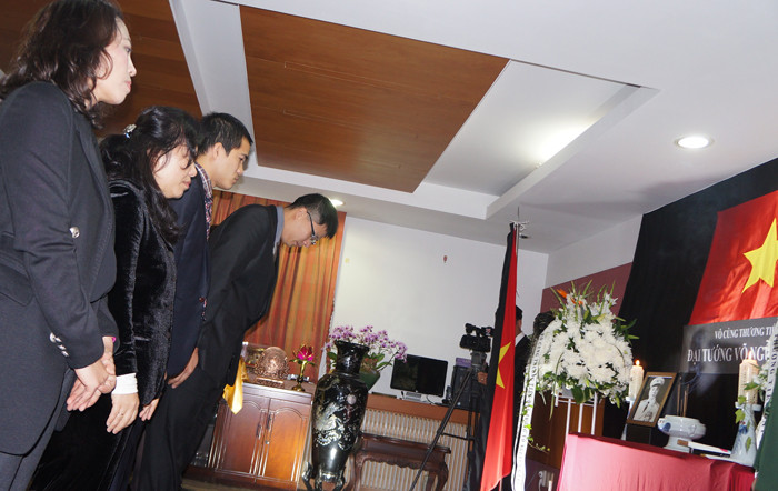 Đại diện Hội người Việt và Hội sinh viên Việt Nam tại Hàn Quốc cúi đầu trước bàn thờ Đại tướng. Ảnh: T.Đ