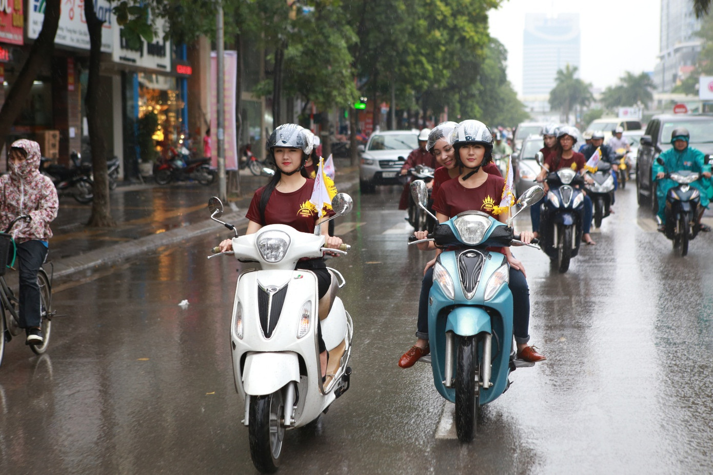 Thí sinh tham gia giao thông nghiêm túc