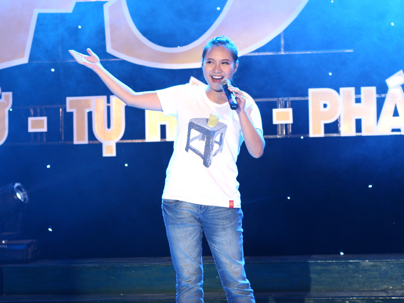 Nữ ca sĩ này xuất hiện với hình ảnh rất gần với sinh viên. Và 