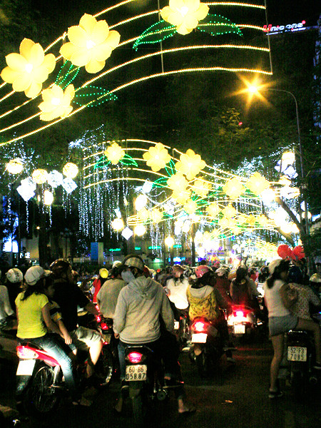 Đường Đồng Khởi được trang hoàng lộng lẫy