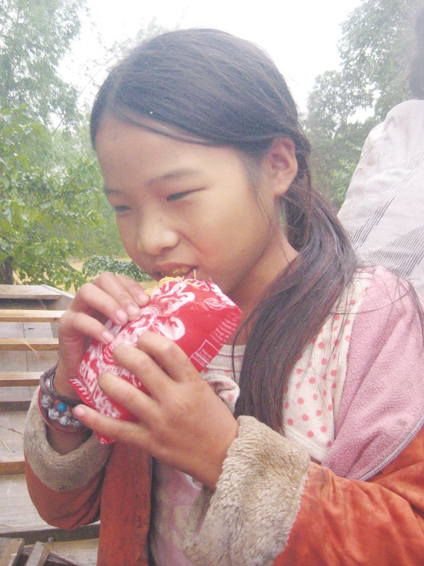 Em Nguyễn Thị Nhật (Hương Khê - Hà Tĩnh) cầm hơi với gói mì tôm sống