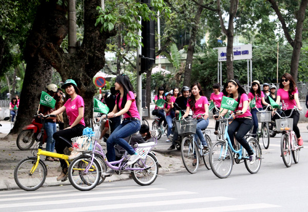 Đoàn xe lăn bánh qua Trần Bình Trọng - Trần Hưng Đạo - Hàng Bài...