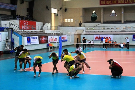 Ngày N-0, lợi dụng đông người xem trận chung kết giải bóng chuyền Châu Á mở rộng được tổ chức tại Nhà thi đấu TDTT tỉnh Đắk Lắk, bất ngờ khoảng gần 20 tên khủng bố đã dùng vũ khí trấn áp, bắt cóc con tin, đòi yêu sách