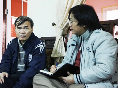 Tác giả và nhà báo Trần Đình Chính (trái) ngày 15-1, tại nhà riêng. Ảnh: Cẩm Kỳ