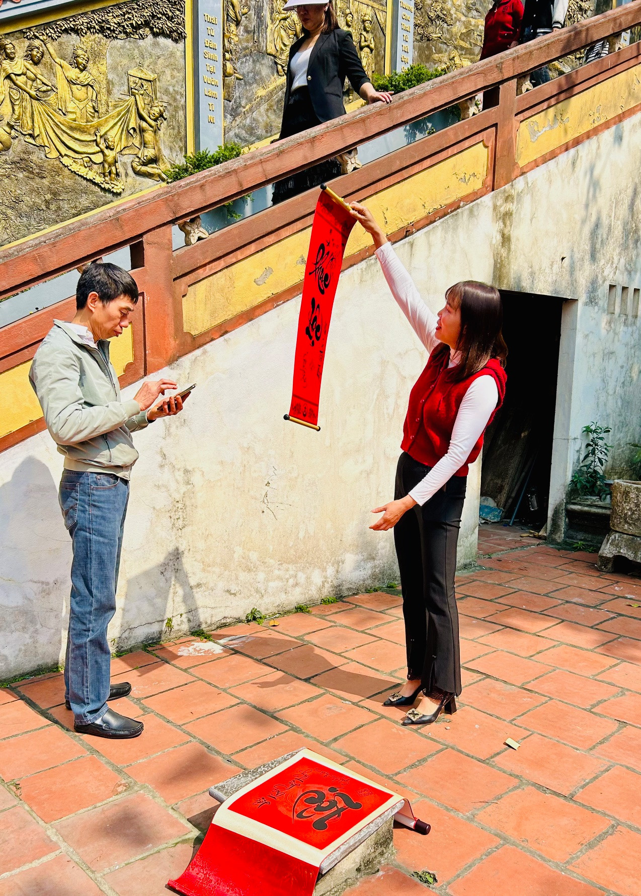 Cặp đôi này mua chữ “Đắc Lộc” và ra chỗ nắng hong cho khô. Cặp đôi này mua chữ “Đắc Lộc” và ra chỗ nắng hong cho khô.