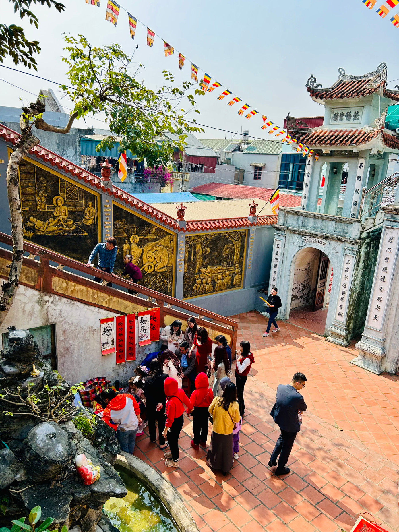 Trưa gần rồi mà bàn bán chữ của “ông đồ” Lê Đình Sơn vẫn đông khách. Trưa gần rồi mà bàn bán chữ của “ông đồ” Lê Đình Sơn vẫn đông khách.