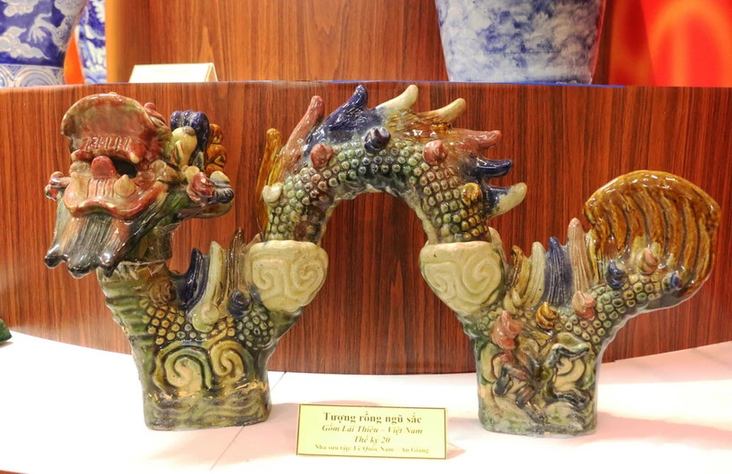 Tượng rồng ngũ sắc bằng gốm Lái Thêu, hiện vật thế kỷ XX, trưng bày tại Bảo tàng tỉnh An Giang. (Ảnh: Công Mạo/TTXVN)