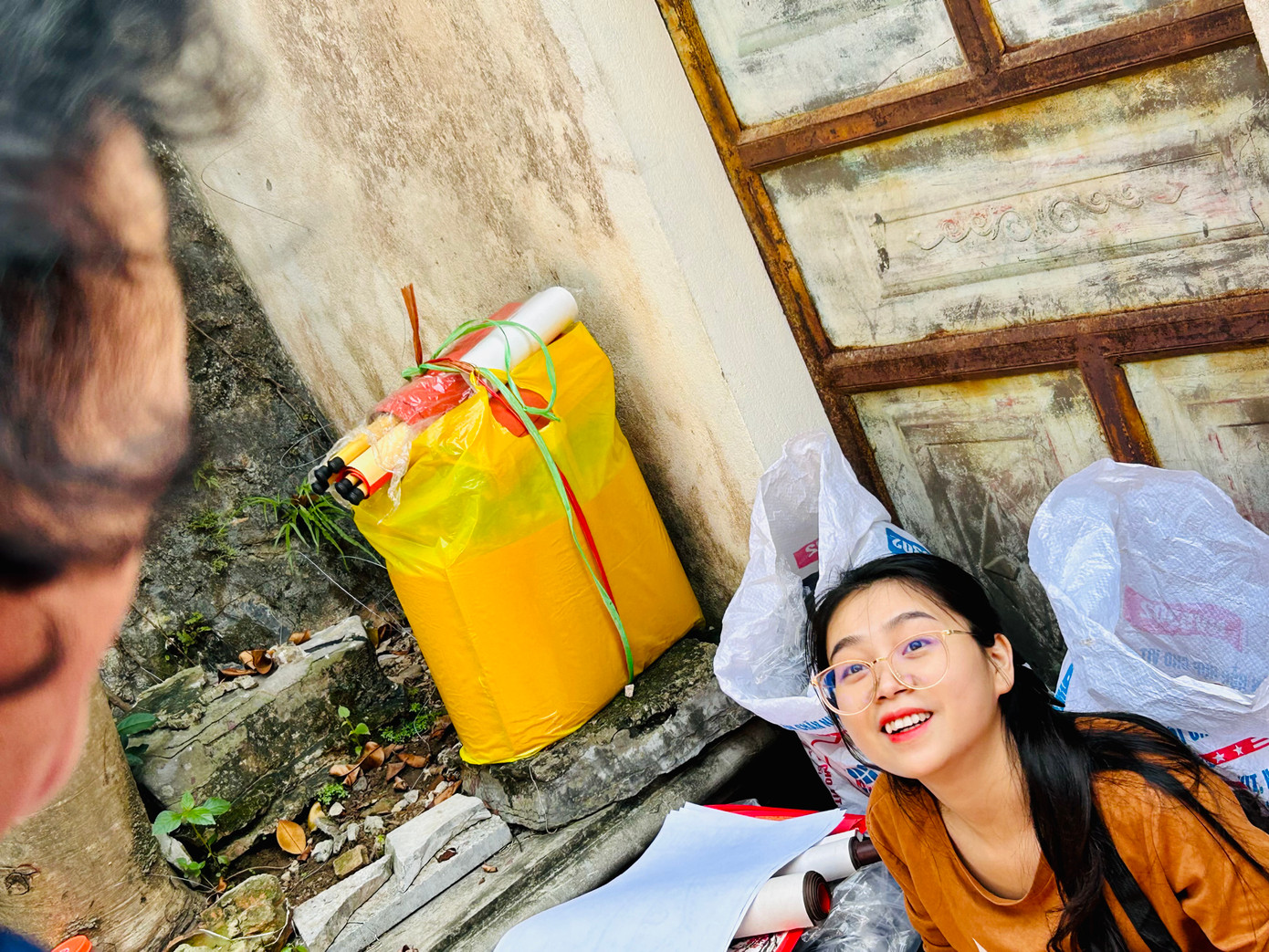 Bận rộn nên ông phải có một trợ lý là cô gái trẻ xinh để giúp chuẩn bị giấy và giá treo. Bận rộn nên ông phải có một trợ lý là cô gái trẻ xinh để giúp chuẩn bị giấy và giá treo.