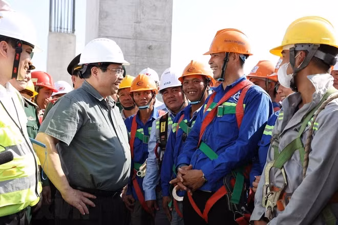 Thủ tướng Phạm Minh Chính thăm, kiểm tra tiến độ Dự án xây dựng nhà ga hành khách T3 của Cảng Hàng không Tân Sơn Nhất. (Ảnh: Dương Giang/TTXVN)
