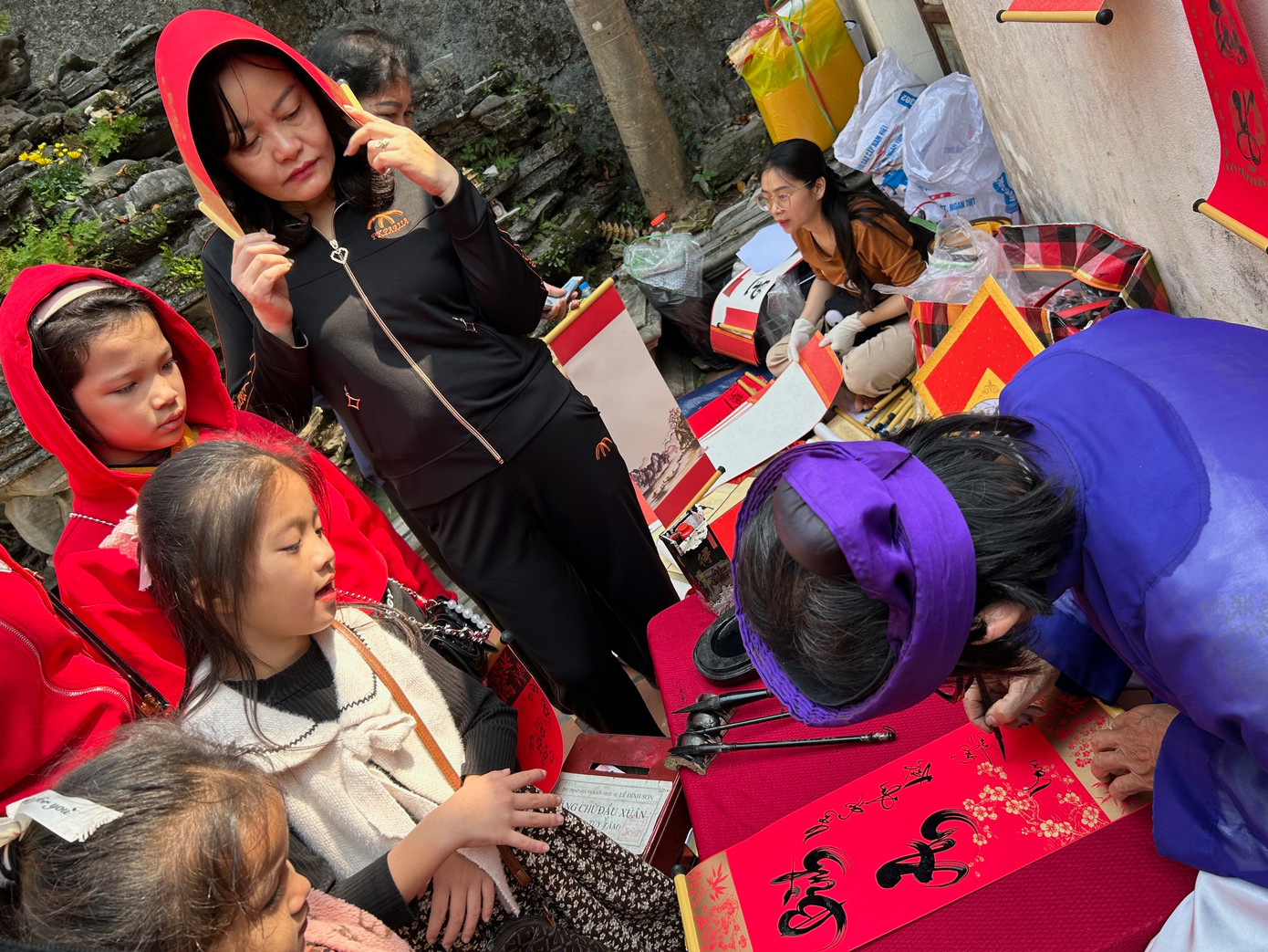 Khách của ông có đông các em bé và chữ xin của nhiều em là “Bình An”. Khách của ông có đông các em bé và chữ xin của nhiều em là “Bình An”.