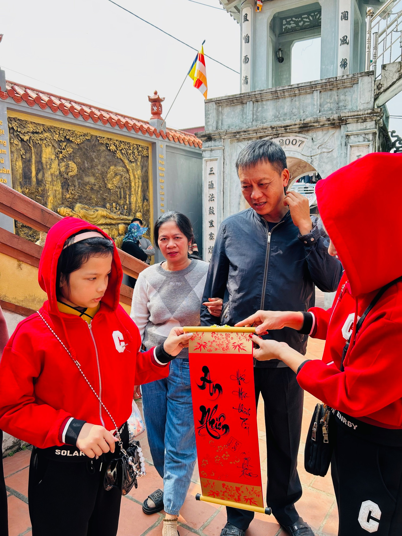 Và cả nhà đều vui mừng với chữ lấy được. Và cả nhà đều vui mừng với chữ lấy được.