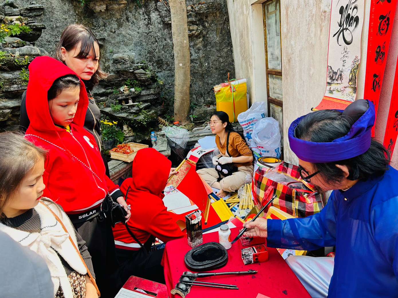 Nhà thư pháp Lê Đình Sơn làm việc liên tục không kịp cất đầu lên. Nhà thư pháp Lê Đình Sơn làm việc liên tục không kịp cất đầu lên.