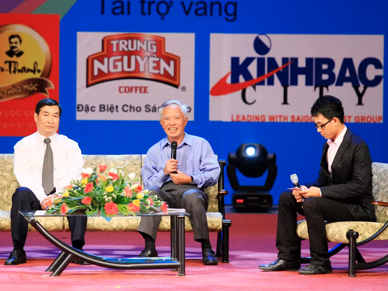 Nguyên Phó Thủ tướng Vũ Khoan (giữa) và GSTS Đào Trọng Thi (trái). Ảnh : Hồng Vĩnh