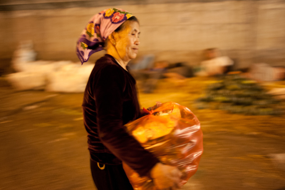 Họ sử dụng sức lao động của mình một cách đơn thuần như bốc, vác, gánh gồng để kiếm tiền..