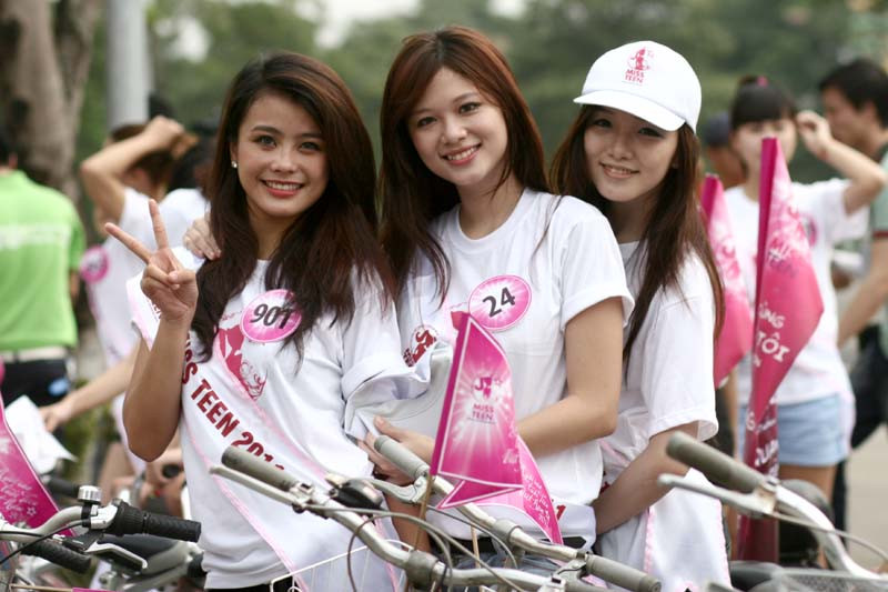 Tạo dáng trước ống kính máy ảnh