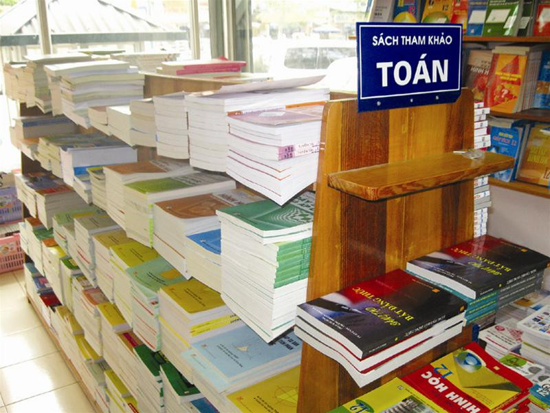 Biết chọn STK nào trong những chồng STK môn toán dày cộp thế này? Ảnh: Hồ Thu Biết chọn STK nào trong những chồng STK môn toán dày cộp thế này? Ảnh: Hồ Thu