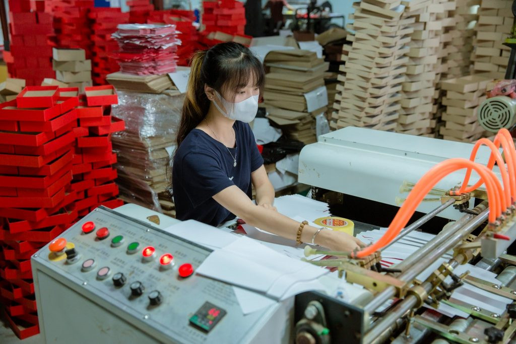 Bên trong nhà máy bao bì của Công ty bao bì Nosava (huyện Khoái Châu, Hưng Yên) với dây chuyền sản xuất hiện đại. Bên trong nhà máy bao bì của Công ty bao bì Nosava (huyện Khoái Châu, Hưng Yên) với dây chuyền sản xuất hiện đại.