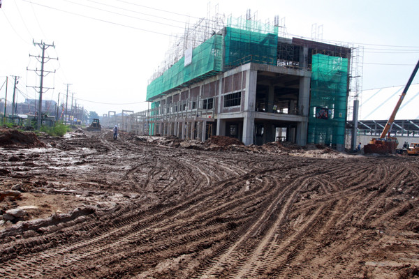 Khu vực cổng vào nhà máy như bãi chiến trường