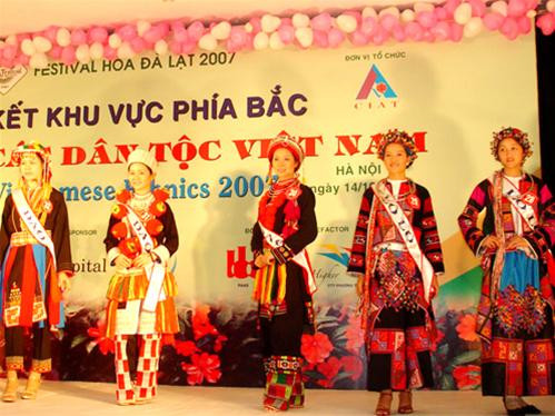 Màu sắc trang phục dân tộc rực rỡ