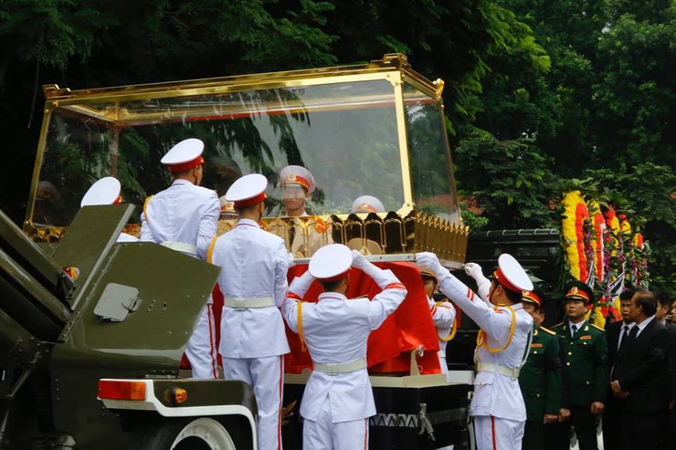 Cỗ linh xa đưa Chủ tịch nước Trần Đại Quang về quê nhà ảnh 44