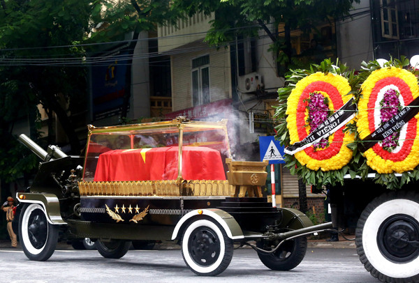 Cỗ linh xa đưa Chủ tịch nước Trần Đại Quang về quê nhà ảnh 25