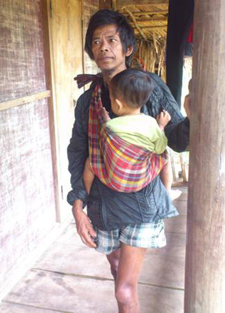 Đàn ông Mã Liềng đều ở nhà trông con cho vợ lên rẫy