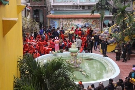 Đài ngọc trước sân Phủ