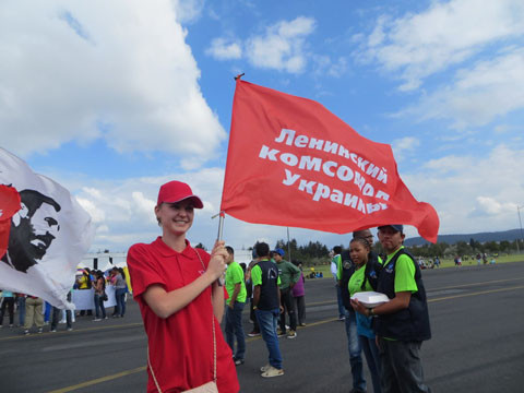 Yanina, cô gái Ucraina xinh đẹp với lá cờ của tổ chức mình