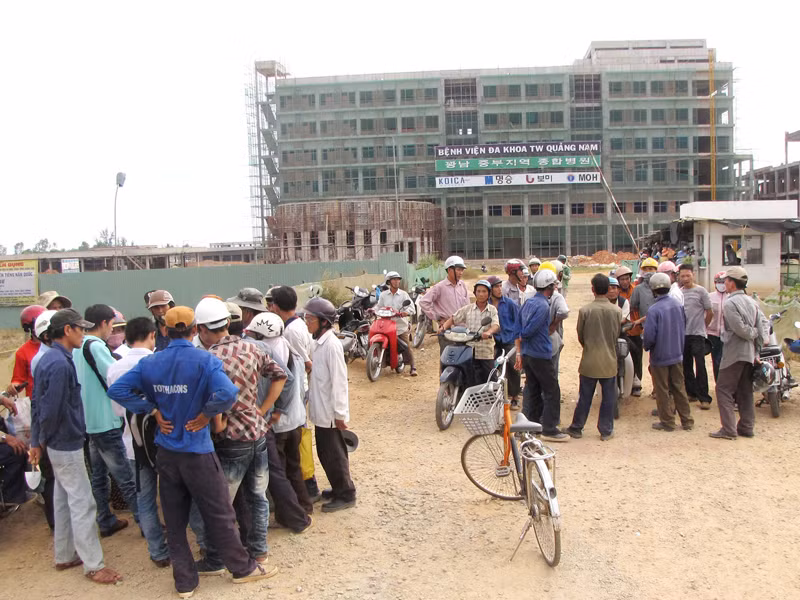 Công nhân xây dựng công trình BV Đa khoa T.Ư Quảng Nam đình công sáng 19-7