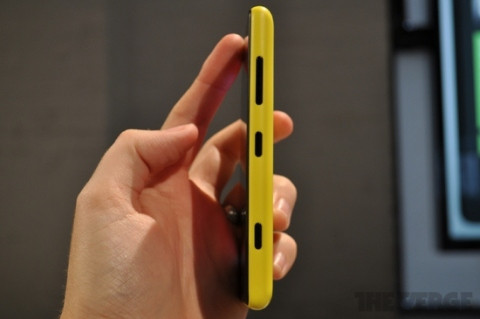 Các phím cho điều chỉnh âm lượng, nguồn và chụp ảnh ở cạnh bên phải