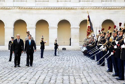 Ngày 24/9, Lễ đón chính thức Thủ tướng Nguyễn Tấn Dũng và Phu nhân được tổ chức trọng thể tại Điện Invalides (Thủ đô Paris). Trong ảnh: Thủ tướng Nguyễn Tấn Dũng duyệt đội danh dự. Ảnh: TTXVN