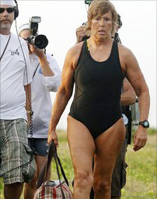 Bà Diana Nyad chuẩn bị thực hiện ước mơ bơi từ Cuba sang Mỹ dài 166km. Ảnh: Reuters