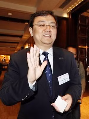 Tỷ phú Wang Chuanfu-người giàu nhất Trung Quốc hiện nay được Warren Buffett và Bill Gates mời dự tiệc tối ở Bắc Kinh	Ảnh: AP