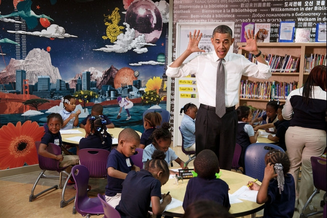 Tổng thống Obamatrong tại một lớp học của trường tiều học Moravia, Baltimore, Mỹ hôm 17/5/2013