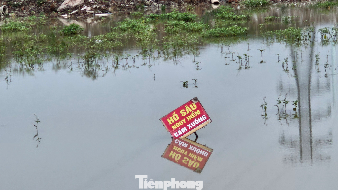 Tại phần hồ đã đào Công ty cổ phần phát triển địa ốc Cienco 5 căng dây xung quanh, cắm biển cảnh báo nguy hiểm.