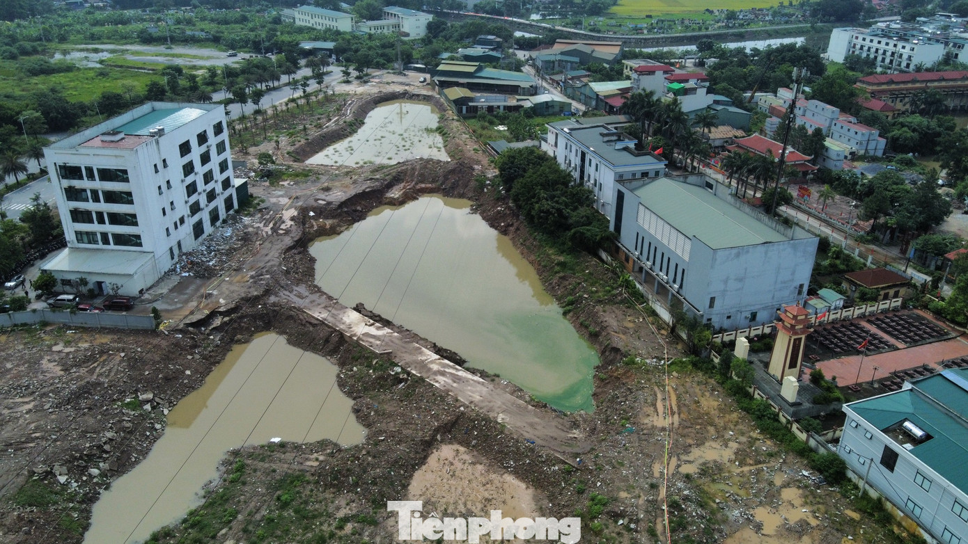 Chủ đầu tư thực hiện đào đắp hồ với diện tích khoảng 9.000m2. Hiện trạng, hồ đào sâu khoảng 2m so với mặt nền đất ban đầu tại khu B3.1 trên diện tích quy hoạch là đất cây xanh. Chủ đầu tư thực hiện đào đắp hồ với diện tích khoảng 9.000m2. Hiện trạng, hồ đào sâu khoảng 2m so với mặt nền đất ban đầu tại khu B3.1 trên diện tích quy hoạch là đất cây xanh.