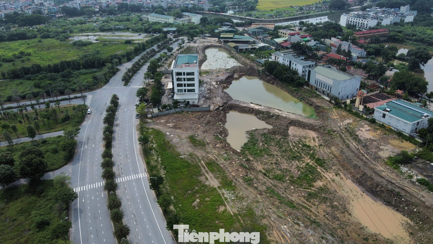 Chủ đầu tư khu đô thị Thanh Hà thực hiện đào đắp hồ với diện tích khoảng 9.000m2 tại khu B3.1 trên diện tích quy hoạch là đất cây xanh. Hiện trạng hồ đào sâu khoảng 2m so với mặt nền đất ban đầu. Chủ đầu tư khu đô thị Thanh Hà thực hiện đào đắp hồ với diện tích khoảng 9.000m2 tại khu B3.1 trên diện tích quy hoạch là đất cây xanh. Hiện trạng hồ đào sâu khoảng 2m so với mặt nền đất ban đầu.