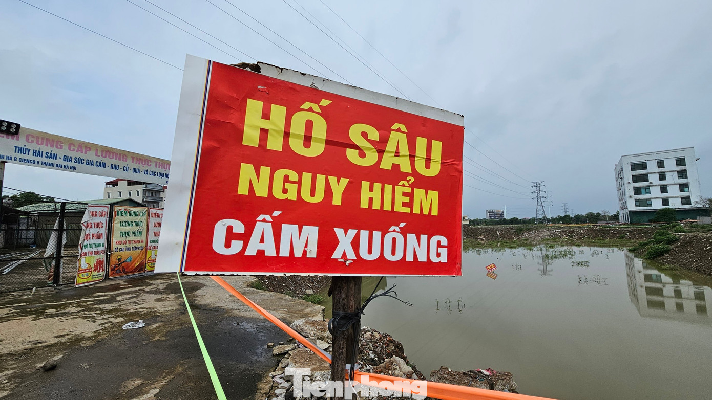Tại phần hồ đã đào Công ty cổ phần phát triển địa ốc Cienco 5 căng dây xung quanh, cắm biển cảnh báo nguy hiểm.