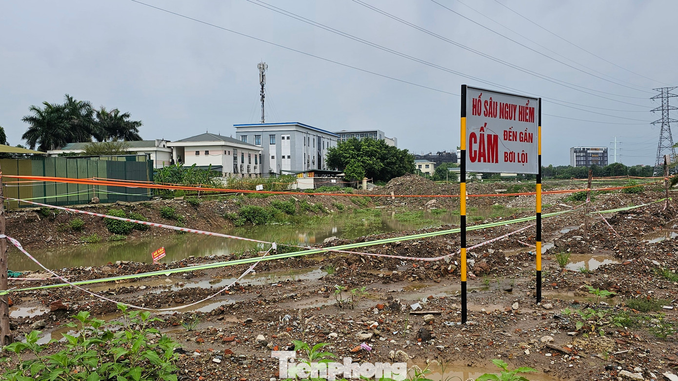 Tại phần hồ đã đào Công ty cổ phần phát triển địa ốc Cienco 5 căng dây xung quanh, cắm biển cảnh báo nguy hiểm.