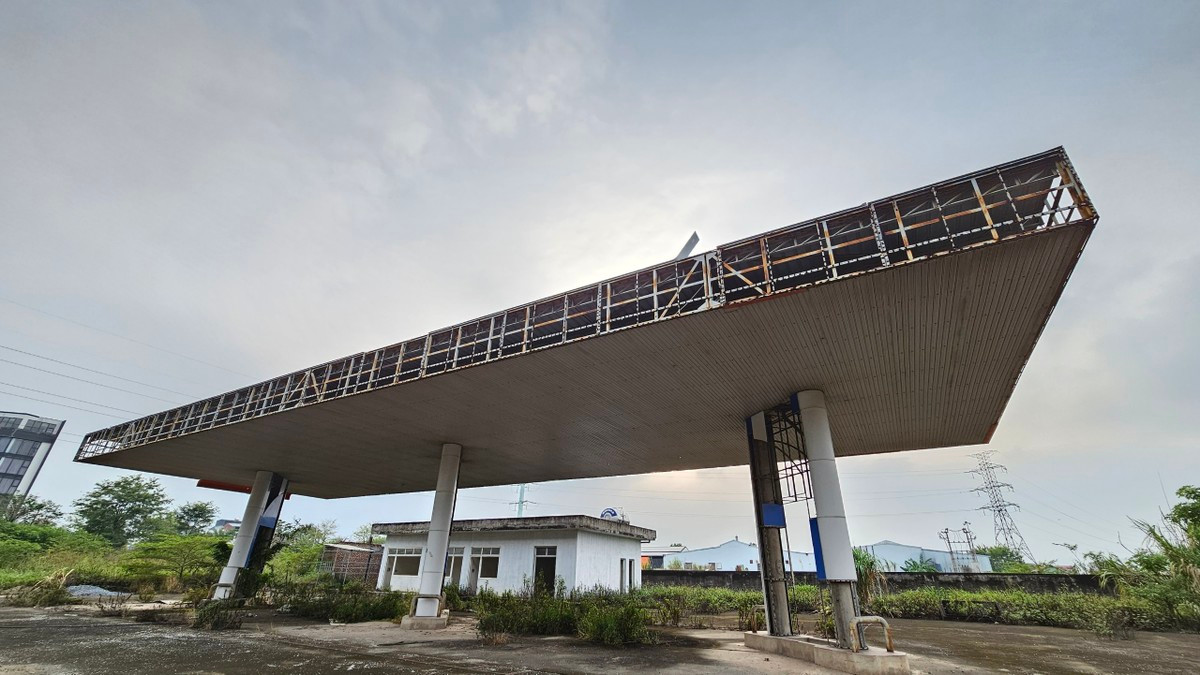 Trụ sở công ty xây dựng tạm trên đất cây xanh (ảnh trái) và cây xăng &quot;mọc&quot; không phép tại lô đất số A2.10-P01 Khu đô thị Thanh Hà A, B - Cienco 5.