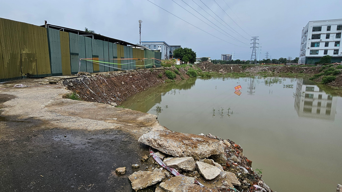 Tại phần hồ đã đào Công ty cổ phần phát triển địa ốc Cienco 5 căng dây xung quanh, cắm biển cảnh báo nguy hiểm.