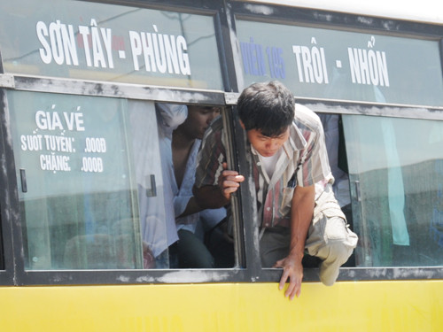 Cả người lớn tuổi cũng tìm cách chui ra ngoài xe