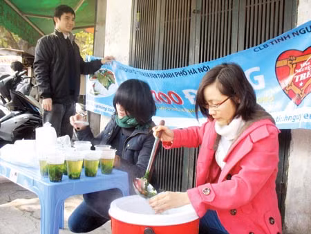 Các tình nguyện viên làm việc rất nhiệt tình cho bữa cơm giá rẻ 5.000đ sáng 13-1