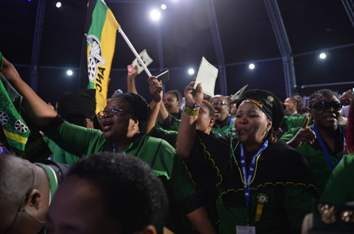 Mandela qua đời vào 20h50 (giờ địa phương) ngày 5/12 ở tuổi 95, sau một thời gian dài chiến đấu với bệnh phổi. Lễ an táng hôm nay sẽ khép lại 10 ngày quốc tang, với hàng trăm nghìn người Nam Phi đội mưa đội nắng xếp hàng tiễn biệt ông. Là biểu tượng của phong trào đấu tranh chống chủ nghĩa phân biệt chủng tộc Apartheid, ông được không những người dân trong nước mà cả thế giới yêu mến và ngưỡng mộ