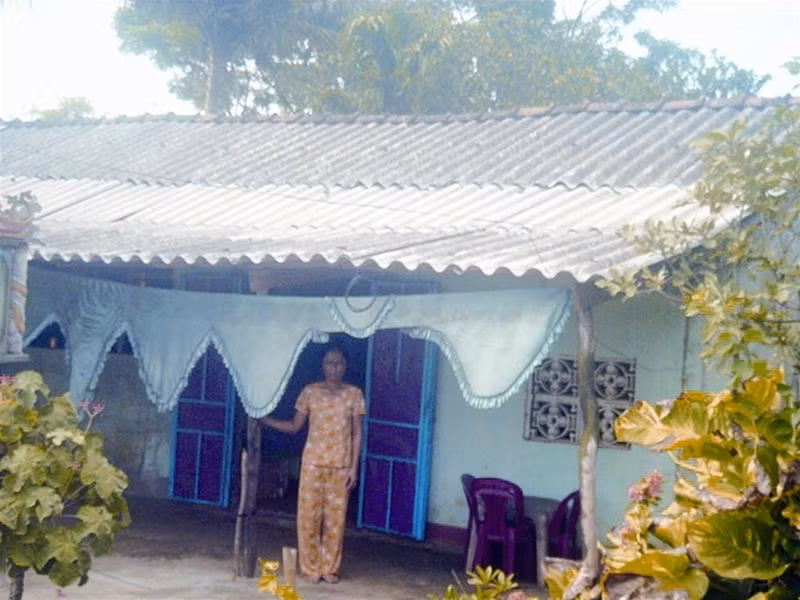 Chị Trần Thị Lan (vợ ông Nguyễn Văn Vinh) trong ngôi nhà xập xệ