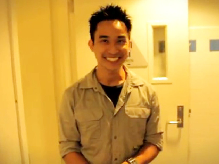 Anh chàng đẹp trai chuẩn bị cho màn cầu hôn độc đáo