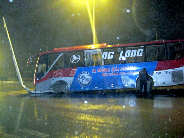 Cột đèn dính vào đầu xe